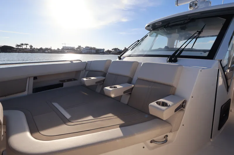 Slide: The Image of Boston Whaler 380 Realm 2025 - 22