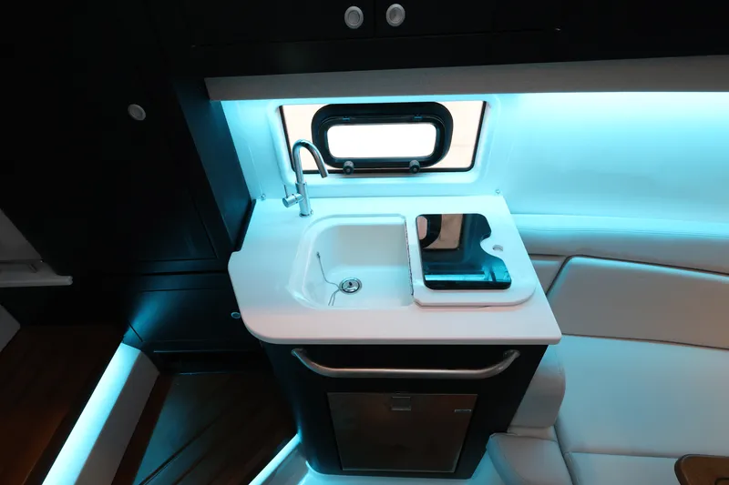 Slide: The Image of Boston Whaler 380 Realm 2025 - 28