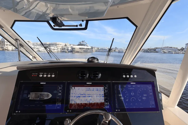 Slide: The Image of Boston Whaler 380 Realm 2025 - 39