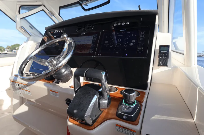 Slide: The Image of Boston Whaler 380 Realm 2025 - 40