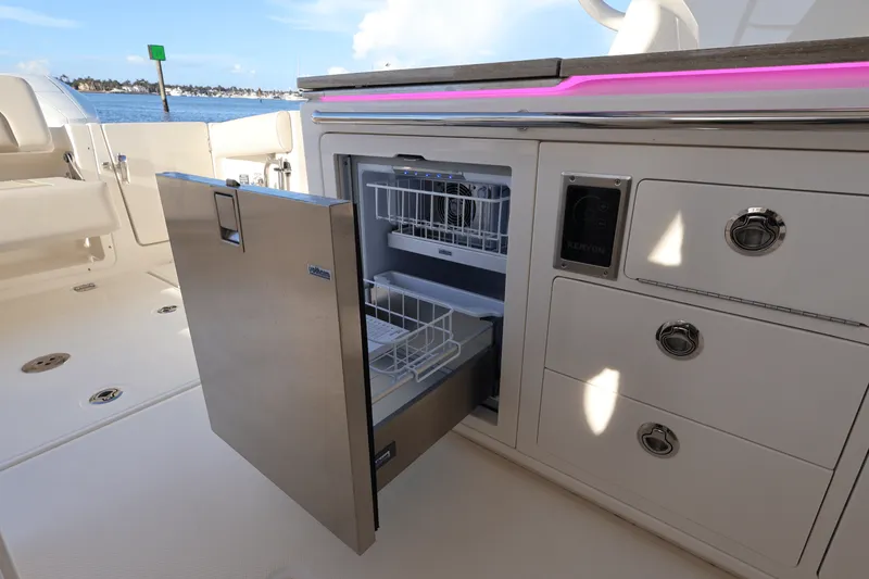 Slide: The Image of Boston Whaler 380 Realm 2025 - 48