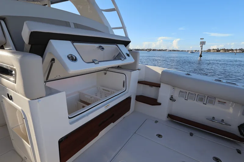 Slide: The Image of Boston Whaler 380 Realm 2025 - 51