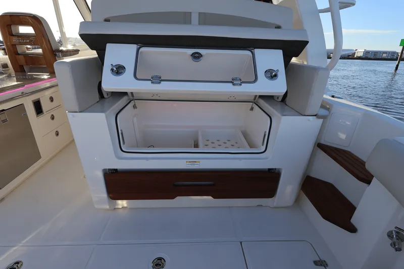 Slide: The Image of Boston Whaler 380 Realm 2025 - 52