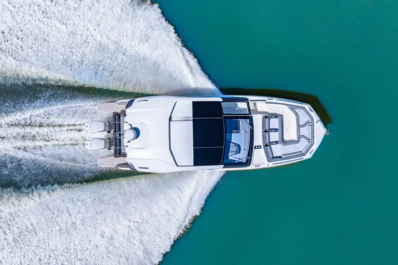 Slide: The Image of Galeon 375 GTO 2025 - 11