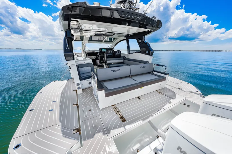 Slide: The Image of Galeon 375 GTO 2025 - 18