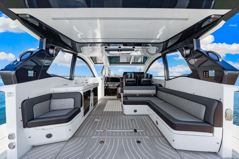 Slide: The Image of Galeon 375 GTO 2025 - 19