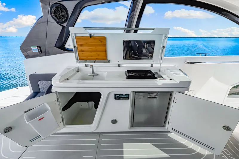 Slide: The Image of Galeon 375 GTO 2025 - 21