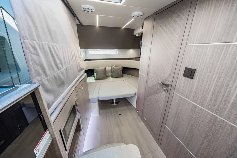 Slide: The Image of Galeon 375 GTO 2025 - 30