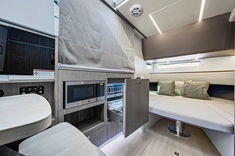 Slide: The Image of Galeon 375 GTO 2025 - 31