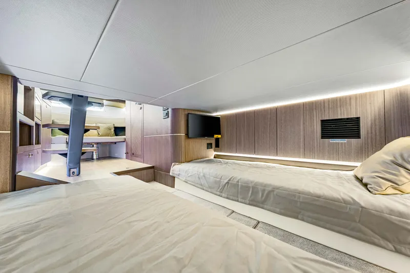 Slide: The Image of Galeon 375 GTO 2025 - 34