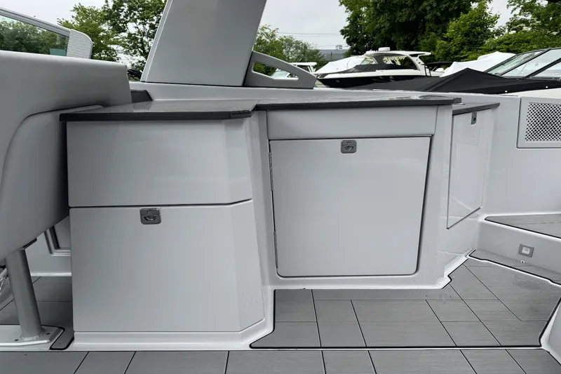 Slide: The Image of Aviara AV32 Outboard 2022 - 10