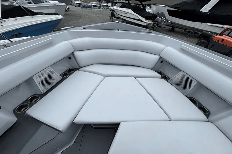 Slide: The Image of Aviara AV32 Outboard 2022 - 32