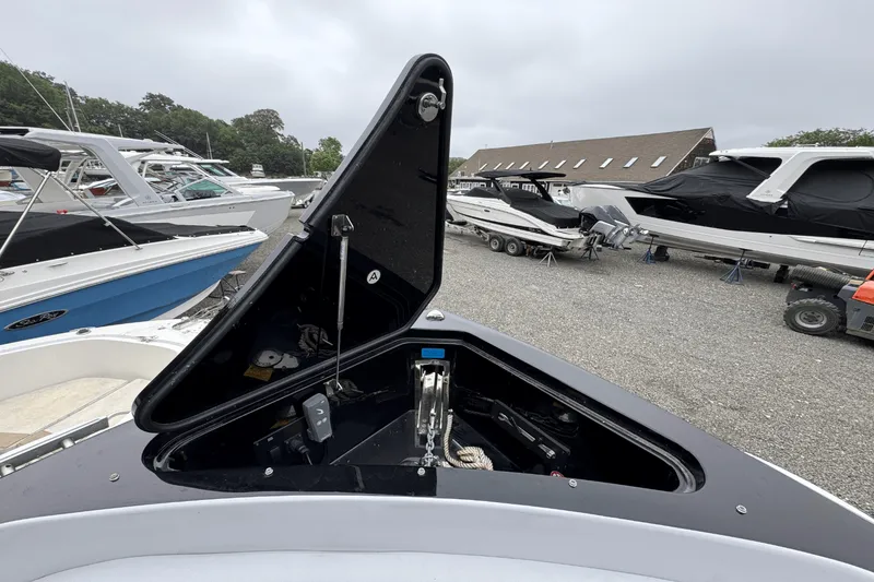 Slide: The Image of Aviara AV32 Outboard 2022 - 35