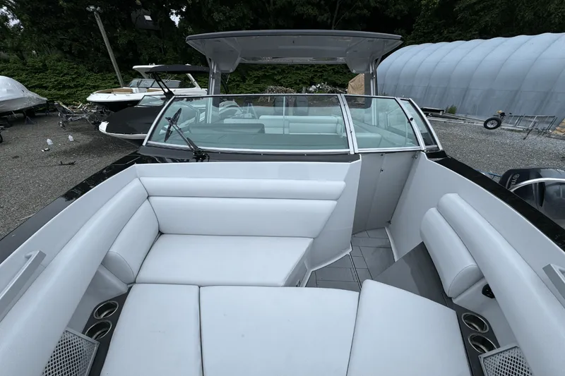 Slide: The Image of Aviara AV32 Outboard 2022 - 37