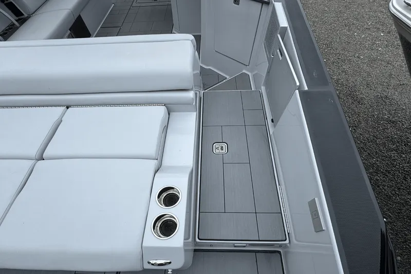 Slide: The Image of Aviara AV32 Outboard 2022 - 6