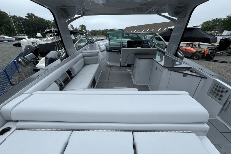 Slide: The Image of Aviara AV32 Outboard 2022 - 7