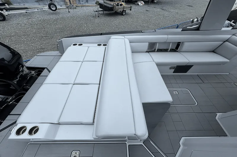 Slide: The Image of Aviara AV32 Outboard 2022 - 8