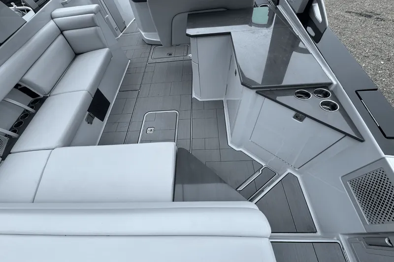 Slide: The Image of Aviara AV32 Outboard 2022 - 9