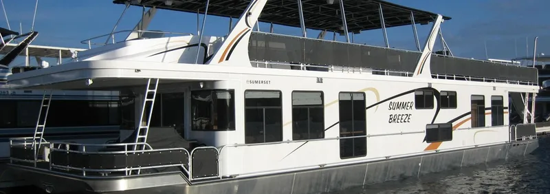 The Image of 2009 Sumerset Summer Breeze Trip #12 houseboat docked on calm water. - 0