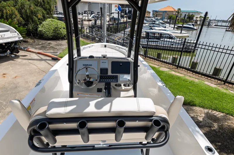 Slide: The Image of Boston Whaler 250 Dauntless 2025 - 11