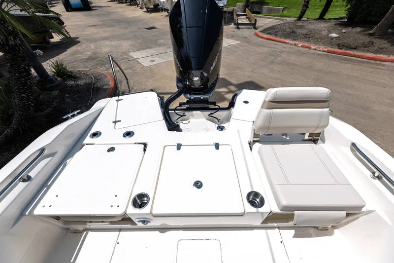 Slide: The Image of Boston Whaler 250 Dauntless 2025 - 13