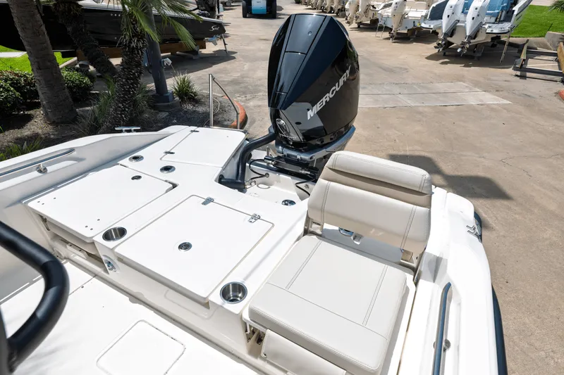 Slide: The Image of Boston Whaler 250 Dauntless 2025 - 14