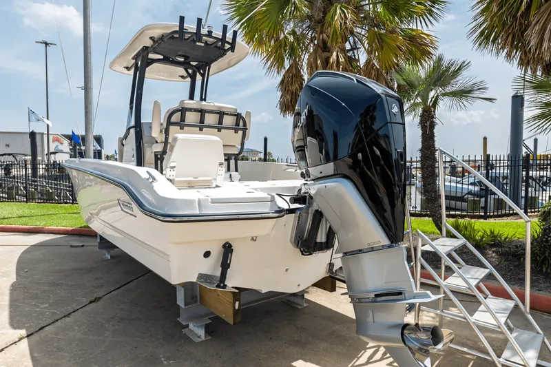 Slide: The Image of Boston Whaler 250 Dauntless 2025 - 21
