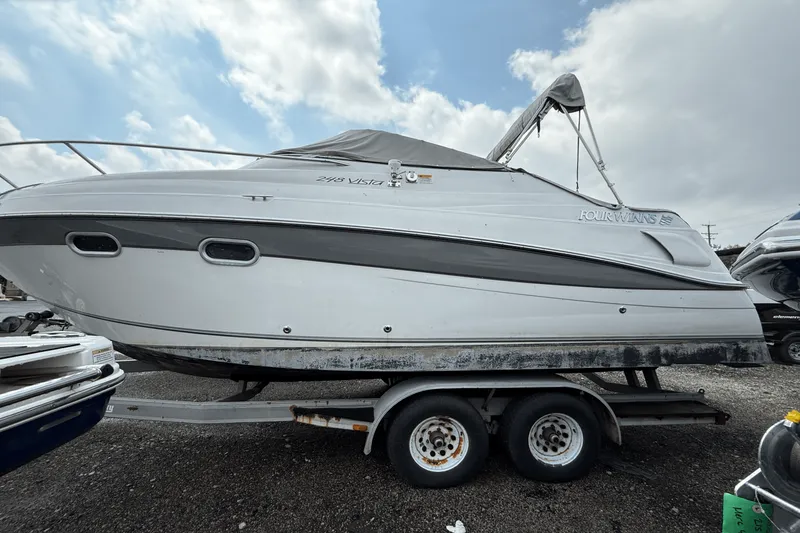 Slide: The Image of Four Winns 248 VISTA 2000 - 1