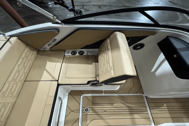 Slide: The Image of Sea Ray SPX 190 2025 - 12