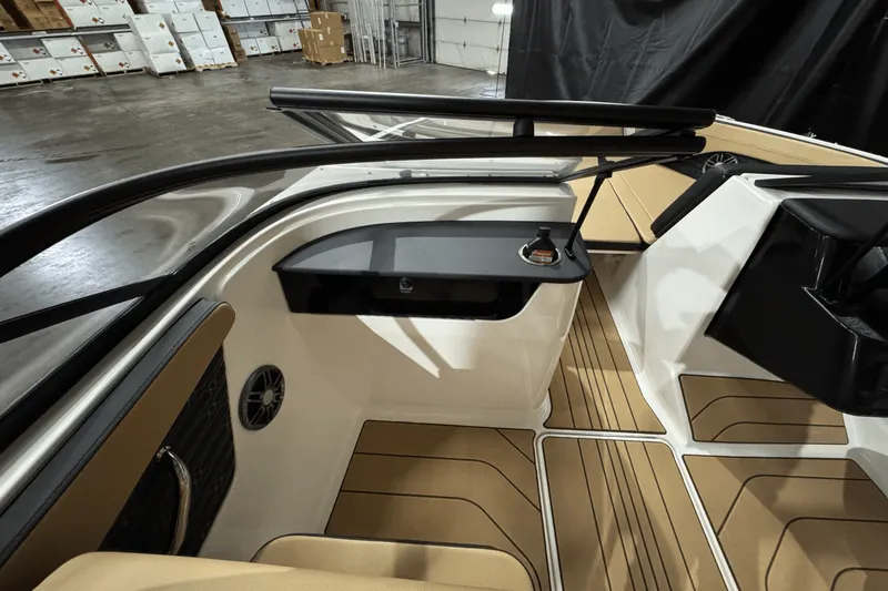 Slide: The Image of Sea Ray SPX 190 2025 - 13