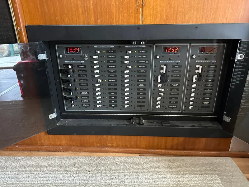 Slide: The Image of 1968 Hatteras 40 ft. - 10