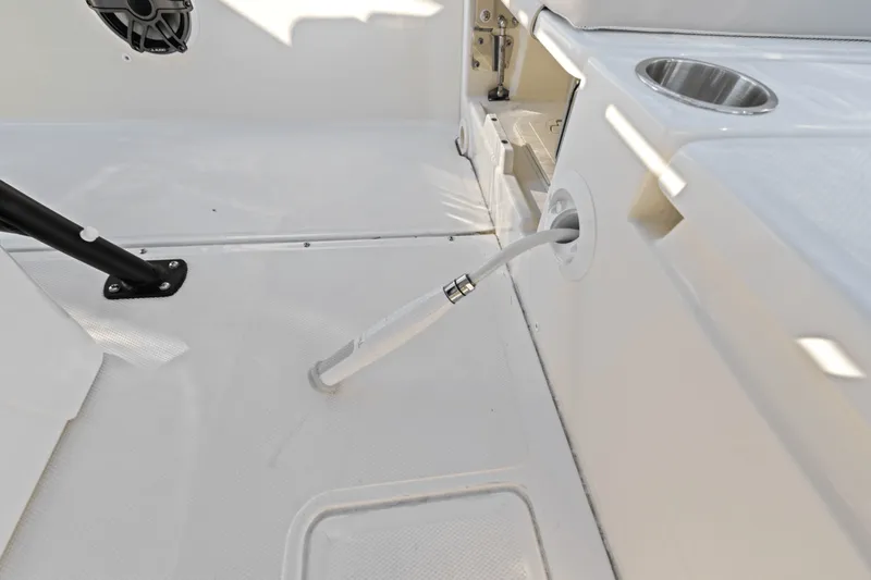 Slide: The Image of Boston Whaler 250 Dauntless 2025 - 24