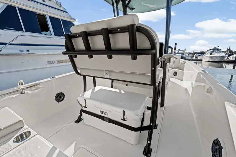 Slide: The Image of Boston Whaler 250 Dauntless 2025 - 28