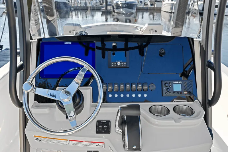 Slide: The Image of Boston Whaler 250 Dauntless 2025 - 35