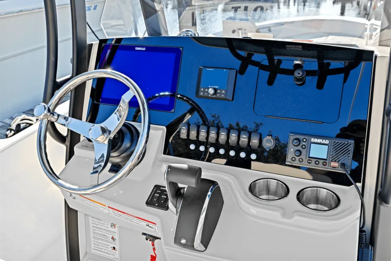 Slide: The Image of Boston Whaler 250 Dauntless 2025 - 36