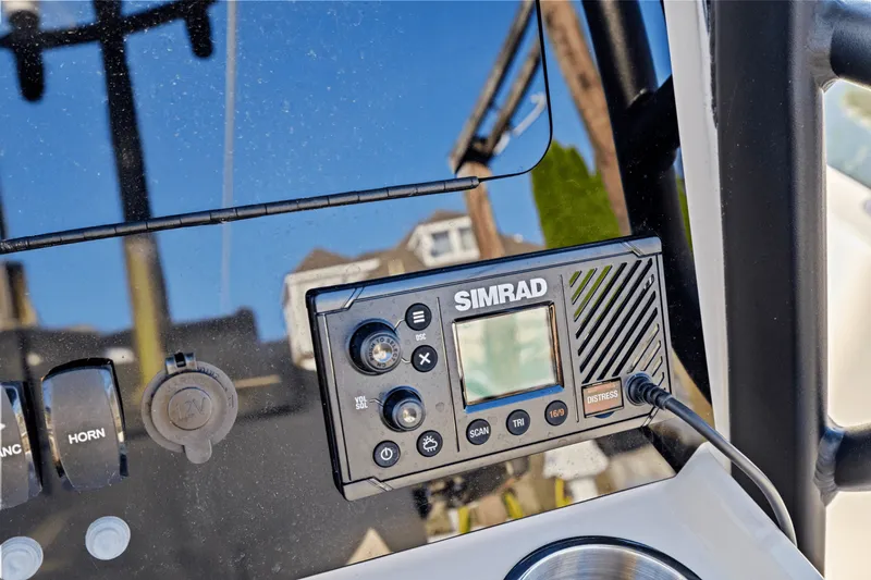 Slide: The Image of Boston Whaler 250 Dauntless 2025 - 40