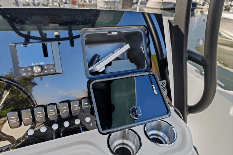 Slide: The Image of Boston Whaler 250 Dauntless 2025 - 42