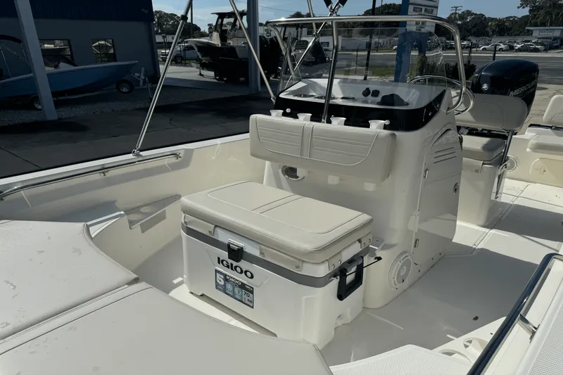Slide: The Image of Boston Whaler 170 Montauk 2025 - 12