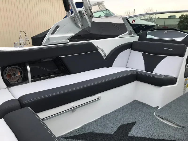 Slide: The Image of MasterCraft X23 2018 - 21