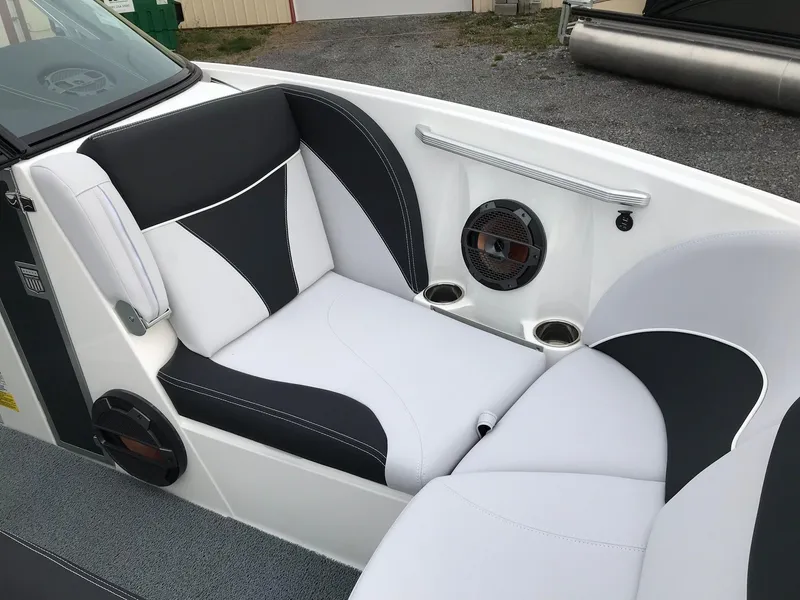 Slide: The Image of MasterCraft X23 2018 - 33