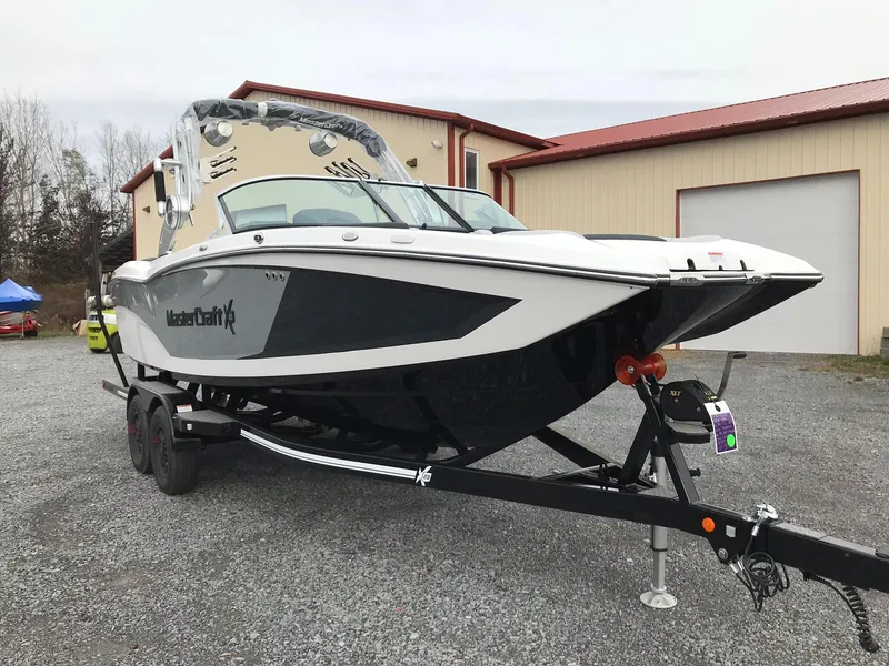 Slide: The Image of MasterCraft X23 2018 - 8