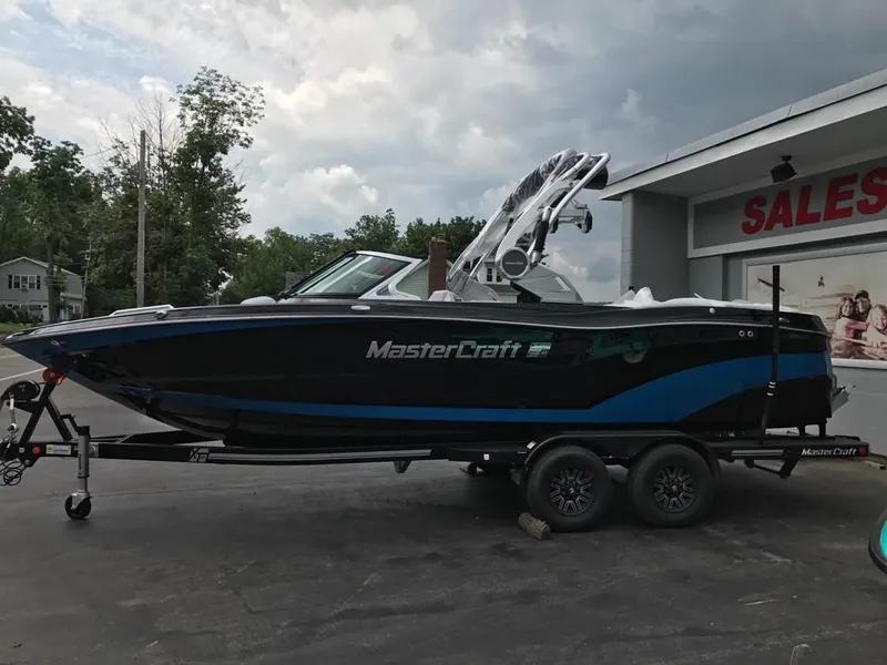 Slide: The Image of MasterCraft XT23 2018 - 1