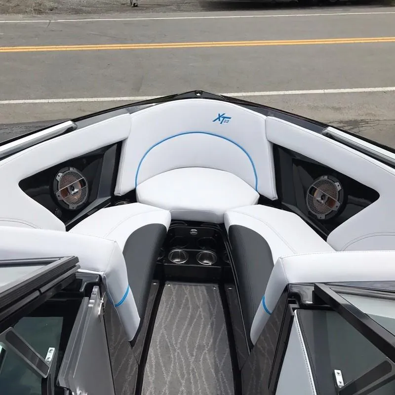 Slide: The Image of MasterCraft XT23 2018 - 10