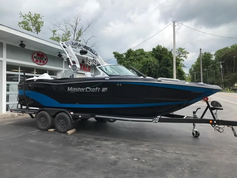 Slide: The Image of MasterCraft XT23 2018 - 2