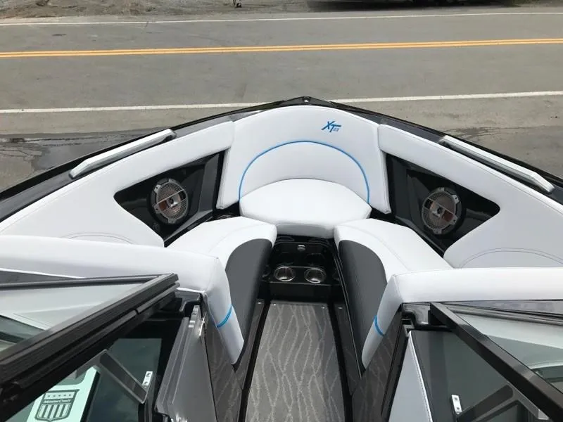 Slide: The Image of MasterCraft XT23 2018 - 8