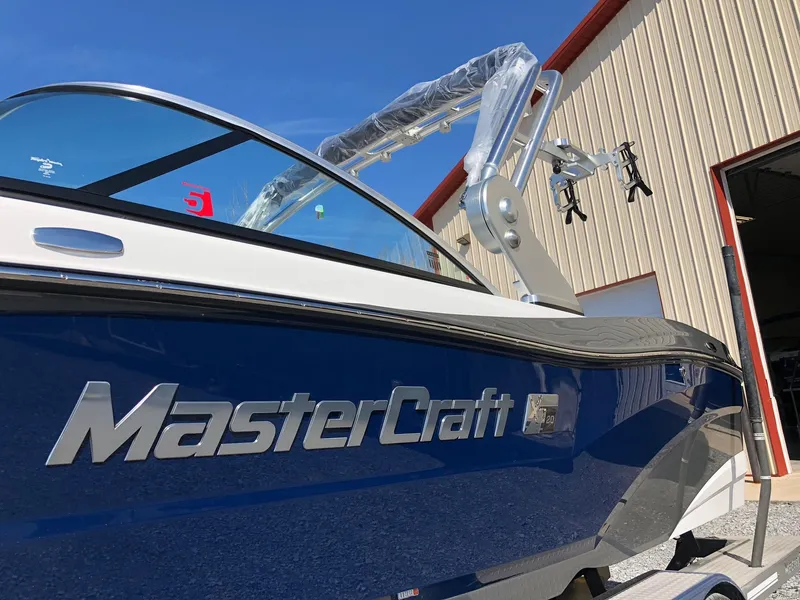 Slide: The Image of MasterCraft XT20 2018 - 1