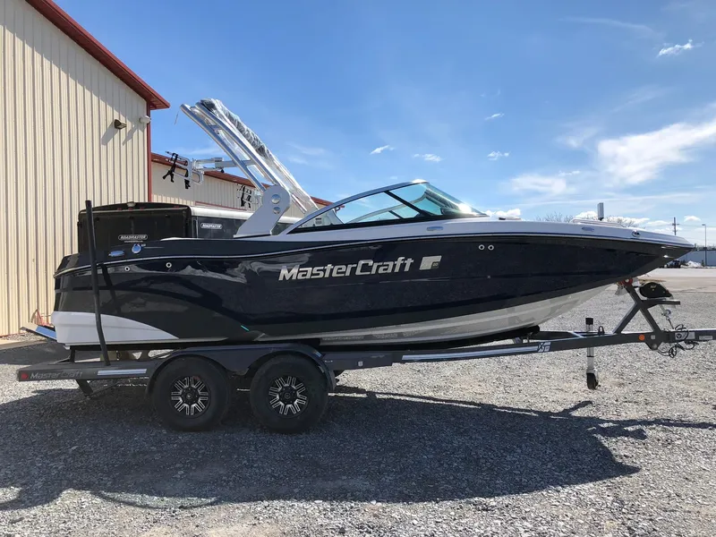 Slide: The Image of MasterCraft XT20 2018 - 2