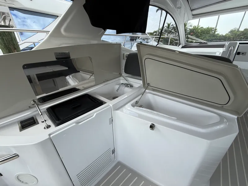 Slide: The Image of Sea Ray SDX 250 Outboard 2024 - 11