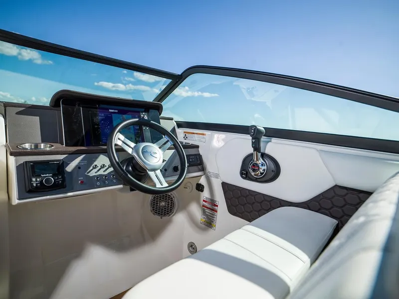 Slide: The Image of Sea Ray SDX 250 Outboard 2024 - 22