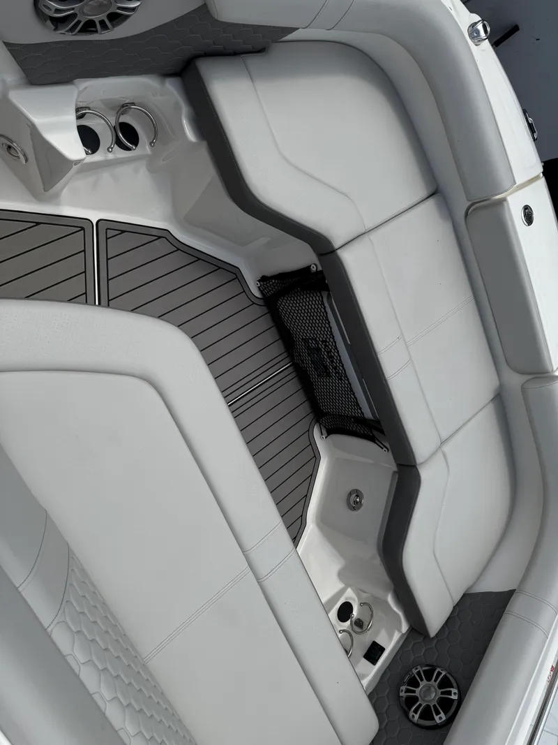 Slide: The Image of Sea Ray SDX 250 Outboard 2024 - 14